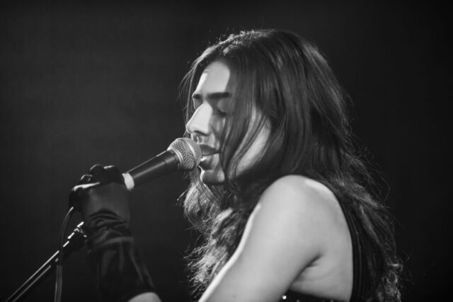 Izzy Escobar in Köln Fotos