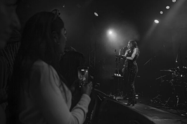 Izzy Escobar in Köln Fotos