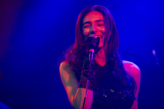 Izzy Escobar in Köln Fotos