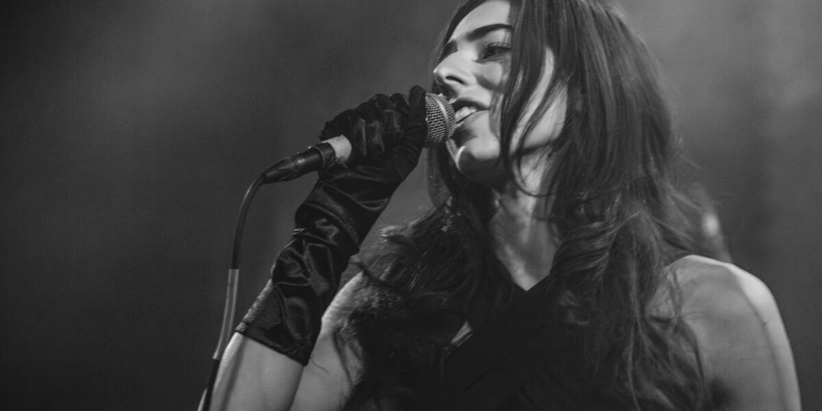 Izzy Escobar in Köln Fotos