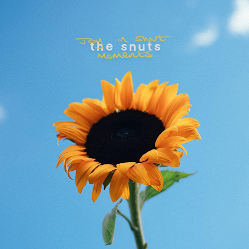 The Snuts präsentieren ihre neue Single „PTS“. Der Song stimmt auf das vierte Studioalbum „Joy In Short Moments“ ein, das im Oktober 2026 erscheint.