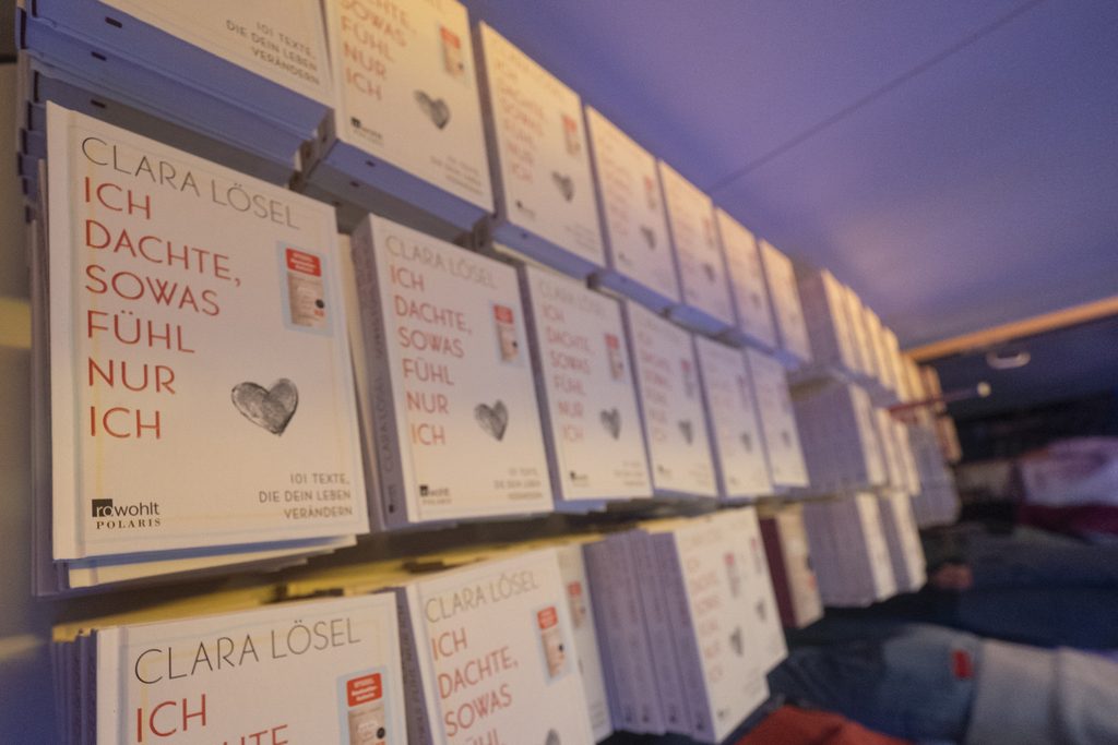Clara Lösel begeisterte in Köln mit neuen Texten, Musik und einem persönlichen Gespräch mit Lars Amend. Ein Abend zwischen Lachen und Nachdenken.