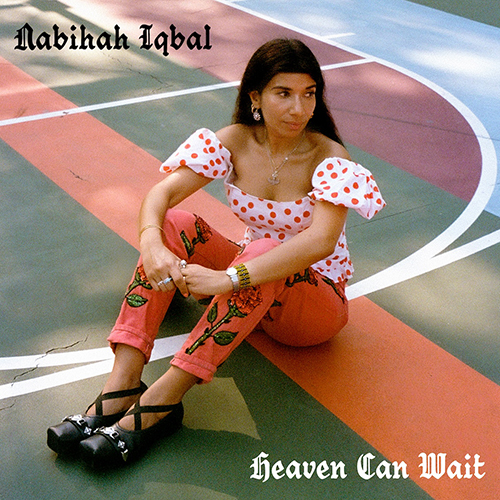Die Musikerin und DJ Nabihah Iqbal meldet sich mit der Single „Heaven Can Wait“ zurück. Zudem verkündet sie ihr Signing beim US-Label Ghostly International.